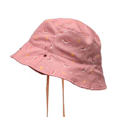 Chapéu rosa com padrão de golfinhos e luas, com alças penduradas