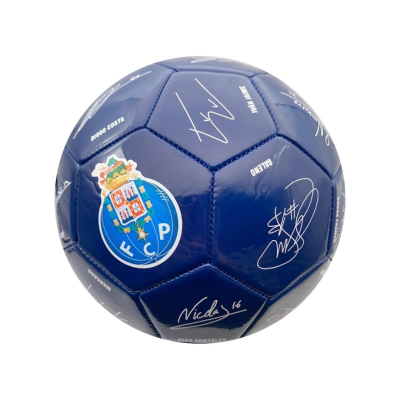 Bola de futebol azul com emblema do FC Porto e assinaturas brancas