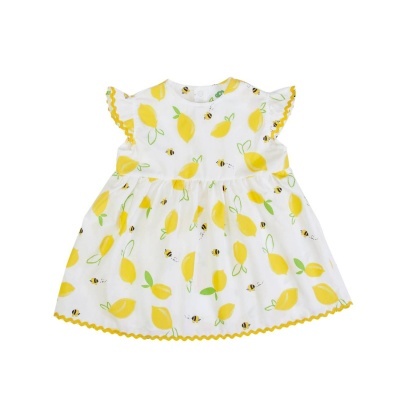 Vestido infantil branco com estampa de limões e abelhas amarelas