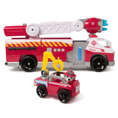 Carrinho de bombeiros brinquedo vermelho com canhão azul e pequeno veículo com boneco cão bombeiro.