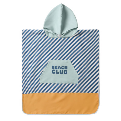 Poncho de praia azul claro com riscas diagonais azuis e brancas, capuz, bolso com texto BEACH CLUB e barra laranja