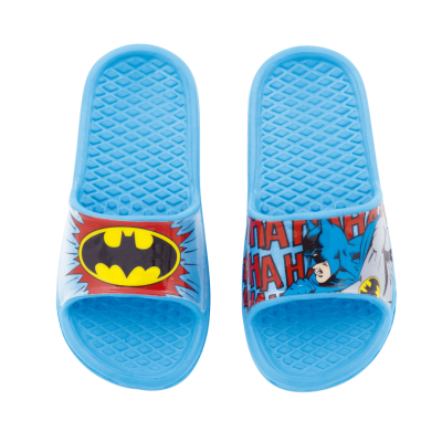 Chinelos azuis do Batman com estampas coloridas nas tiras