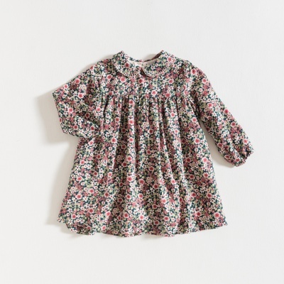 Vestido infantil floral de manga comprida sobre fundo branco