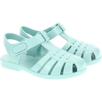 Sandálias de plástico azul claro com fecho ajustável e design enlaçado
