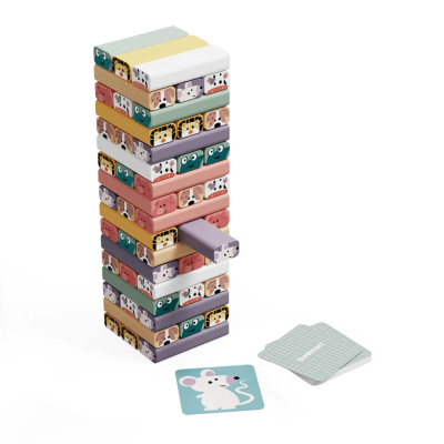 Torre de blocos de madeira coloridos com faces de animais e cartas com ilustração de rato