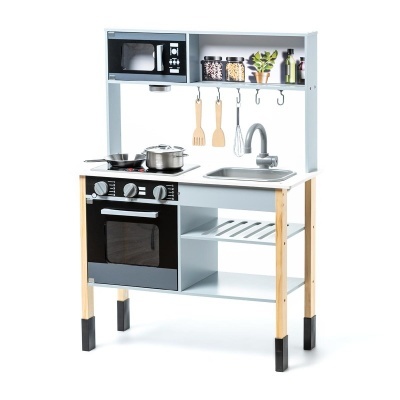 Cozinha de brincar branca com micro-ondas, forno preto, pia e utensílios de cozinha