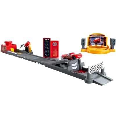 Brinquedo pista corrida com carro vermelho, painel digital LAP, bandeiras xadrez e base amarela com ecrã