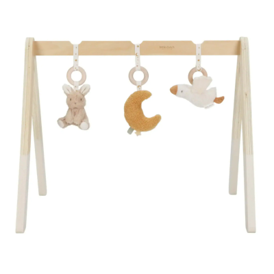 Estrutura de madeira para bebé com brinquedos pendurados: coelho, lua e pato