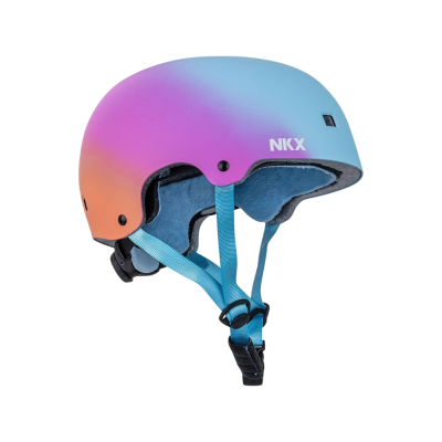 Capacete colorido com gradiente laranja, rosa e azul com interior e cintas azuis NKX
