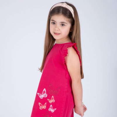 Vestido rosa de criança com estampado de borboletas e folhos nas mangas