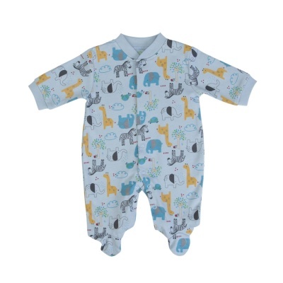 Pijama de bebé azul claro com padrão colorido de animais e fecho frontal
