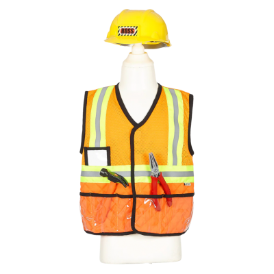 Colete de segurança amarelo e laranja com faixas refletoras, capacete amarelo com texto BOSS em fundo branco