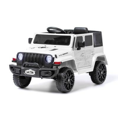 Carro elétrico infantil branco com detalhes em preto e faróis acesos