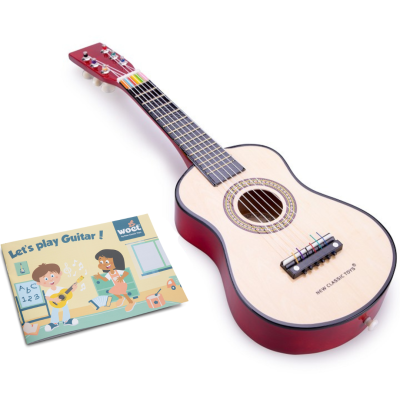 Guitarra de brinquedo em madeira clara com laterais vermelhas e seis cordas coloridas, com folheto ao lado