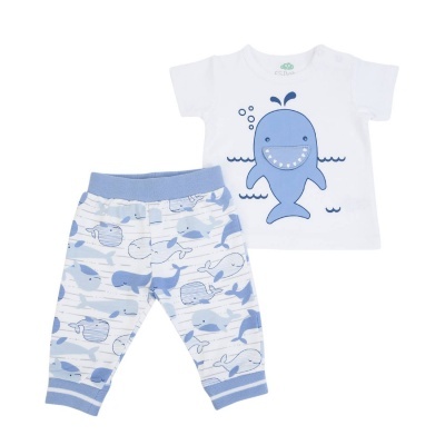 Conjunto de roupa de bebé com t-shirt branca e calças azuis com padrão de baleias