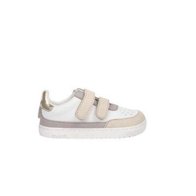 Tênis infantil branco com detalhes bege, cinzento e dourado e fecho de velcro.