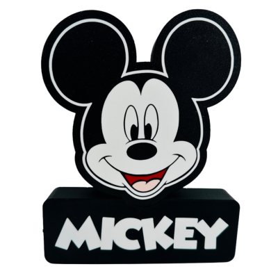Figura decorativa da cabeça do Mickey Mouse com base preta e texto MICKEY.