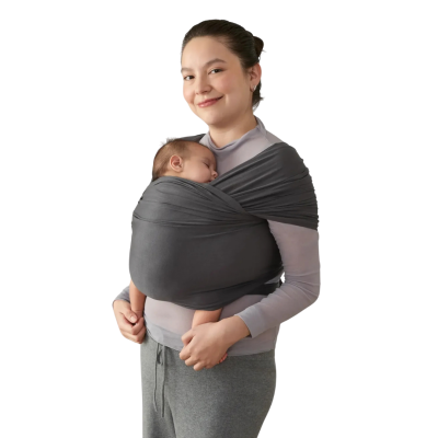 Mulher a usar porta-bebés cinza escuro com bebé