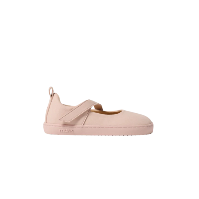 Sapatilha rosa claro com velcro e sola plana.