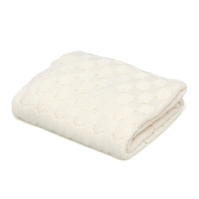 Manta de malha branca com textura e padrão de pequenos buracos