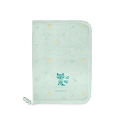 Capa protetora verde claro com desenho de guaxinim azul e pontos coloridos