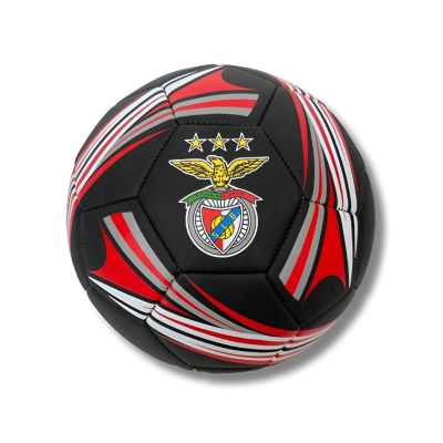 Bola de futebol com emblema de clube e padrão em preto, vermelho e branco.