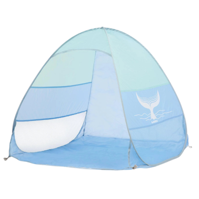 Tenda de praia azul clara com janelas de rede e desenho de cauda de baleia