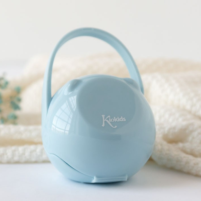 Brinquedo azul claro em forma de bola com alça e texto Kiokids