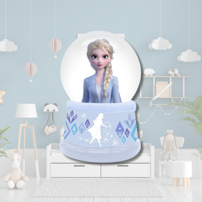 Luminária bola de neve com personagem Elsa na base azul em quarto infantil azul claro