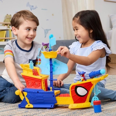 Crianças brincando com brinquedo navio colorido inspirado no Homem-Aranha