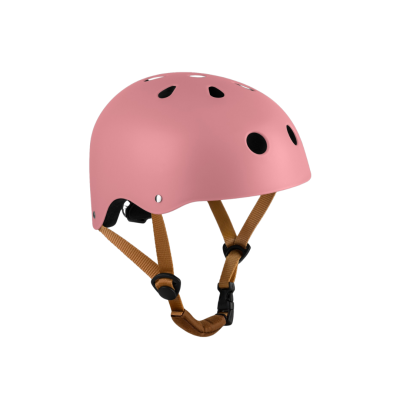 Capacete rosa com aberturas e correias castanhas