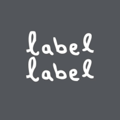 Texto branco label label em fundo cinzento escuro