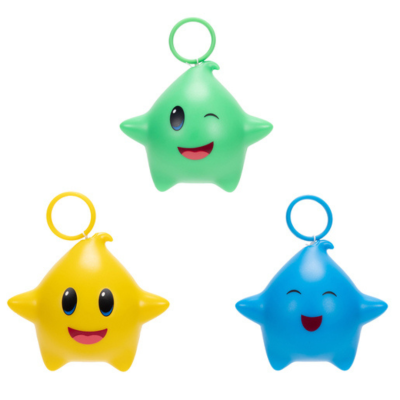Chaveiros em forma de estrela sorridentes de cores verde, amarelo e azul em fundo branco