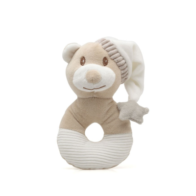 Chocalho de peluche em forma de ursinho bege com chapéu de dormir