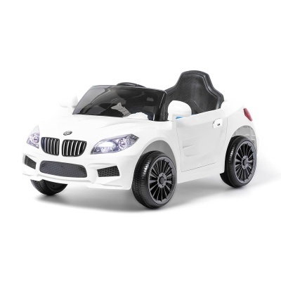 Carro elétrico infantil branco com portas abertas e volante preto