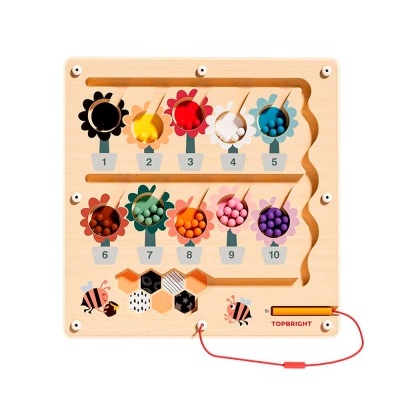 Tabuleiro de madeira com flores numeradas, bolas coloridas, abelhas ilustradas e lápis magnético vermelho