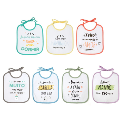 Sete babetes de bebé brancos com bordas coloridas e textos humorísticos em diferentes cores.