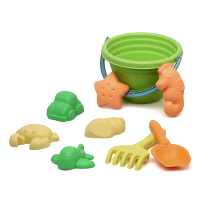 Conjunto de brinquedos para areia com balde verde, ancinho amarelo, pá laranja e moldes coloridos