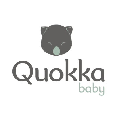 Logo Quokka baby com cabeça de quokka cinzenta e texto