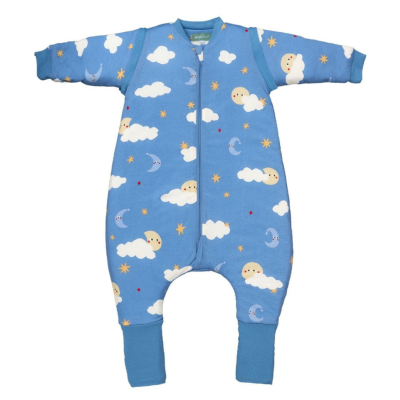 Pijama de bebé azul com nuvens, luas e estrelas