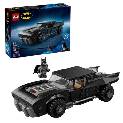 Caixa e modelo LEGO do Batmóvel preto com mini figura do Batman.