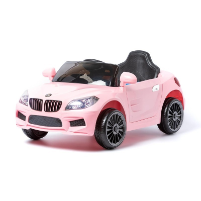 Carro de brinquedo elétrico cor de rosa com detalhes negros sobre fundo branco