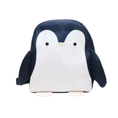 Mochila infantil em forma de pinguim azul escuro e branco com asas e pés.
