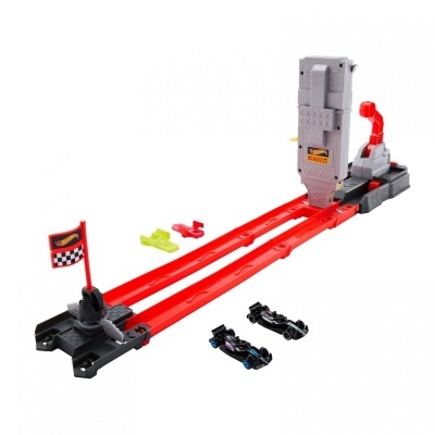 Pista de corrida Hot Wheels vermelha e cinza com carros de corrida pretos e bandeira quadriculada.