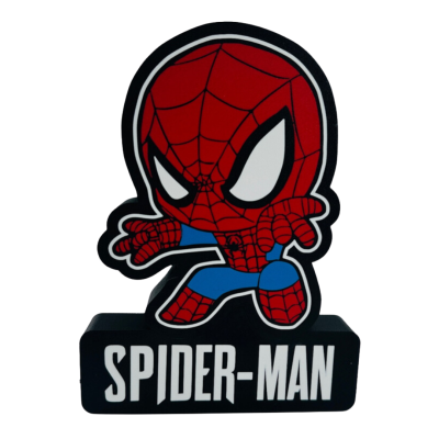 Figura de Spider-Man em azul e vermelho com base preta e texto SPIDER-MAN