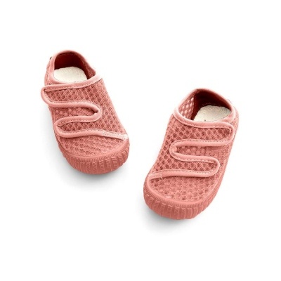 Sapatos infantis cor-de-rosa com malha e sola de borracha