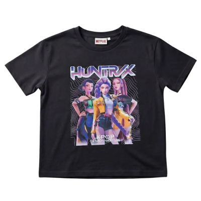 T-shirt preta com estampa colorida e personagens femininas estilizadas.