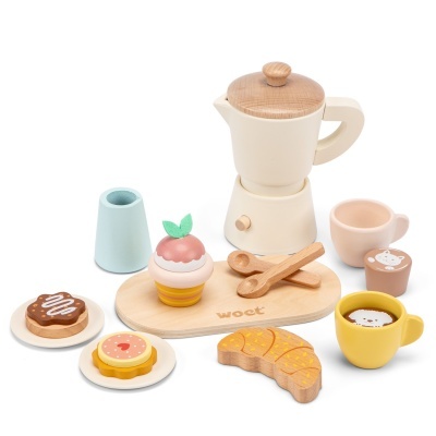 Brinquedo de madeira em forma de cafeteira, xícaras, bolos e croissant colorido