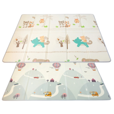 Tapete de jogo infantil com estampas de animais e estrada em tons suaves.