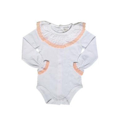 Body de bebé branco com renda rosa e botões de pressão.